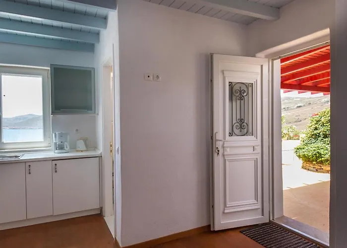 Cosy Three Bedroom In Agios Sostis Hébergement de vacances *